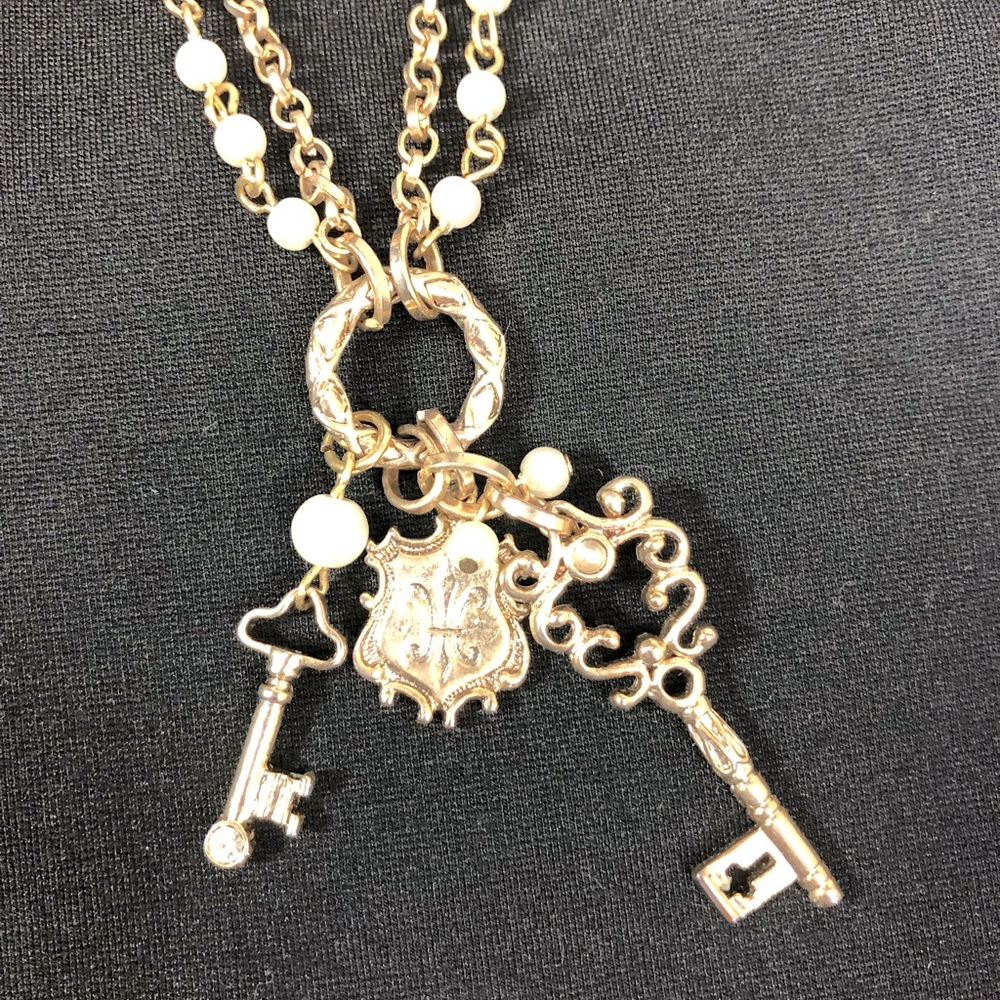 💰Bundle 3/$30 Sarah Coventry Gold Tone Pearl Charm necklace Pearls Keys